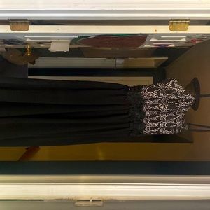 I am selling a black dress. This item is un used.